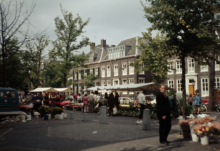 836028 Gezicht op de bloemenmarkt op het Janskerkhof te Utrecht.